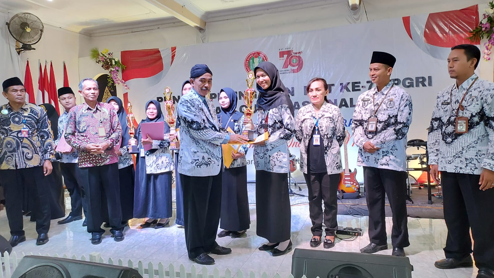 Guru Matematika SMPN 3 Batealit Borong Juara 3 Lomba Video Inovasi Pembelajaran